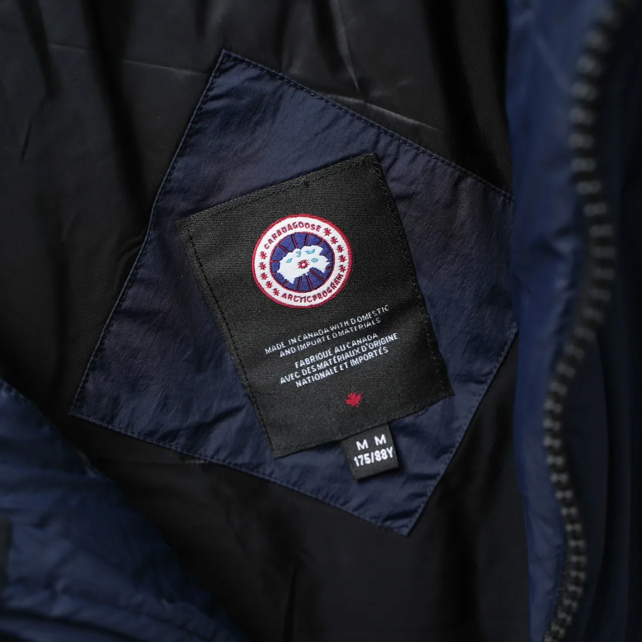 P560 CANADA GOOSE丨Canada Goose 2804 soft cloth stand-up collar down vest with chest label Color: dark blue and red label Size: XS-XXL
